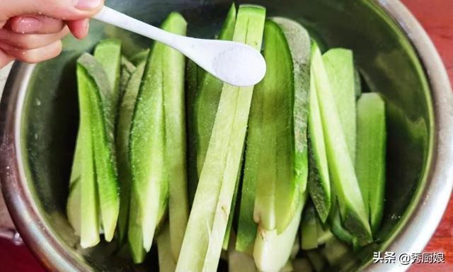 冬天，遇到此菜别手软，买上30斤，晒干腌起来，随吃随取特省事