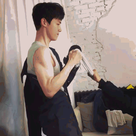 fun娱乐|腰围59cm，比沈腾头围还要小！白敬亭和王嘉尔互量腰围火了