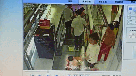 [大洋网]揪心！自动扶梯上千万不要做这事！1岁女婴右手被卷进扶梯