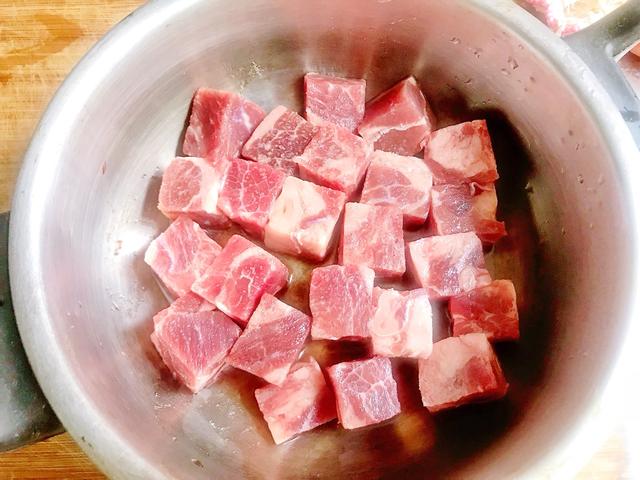 冬天多给孩子吃牛肉，虽然贵点但是营养非常高，炖一锅全家都爱吃