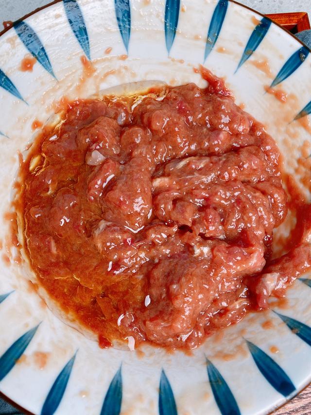 荠菜馅饺子怎么调最好吃？教你3招，荠菜翠绿不发黄，鲜嫩多汁