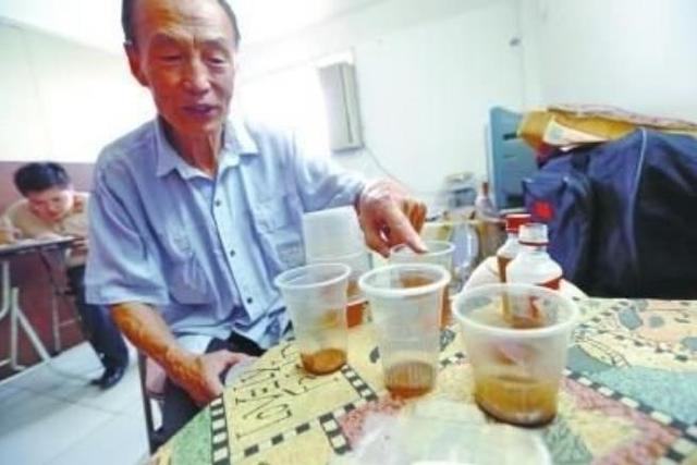 [你的育儿经]6个月宝宝，被奶奶带成“莲藕娃娃”，医生看后：腿保不住了！
