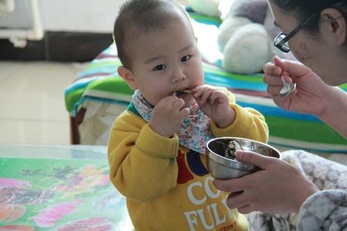 【超级宝妈】4种零食上“黑榜”，伤脾胃一点不含糊，打死也不要给孩子吃