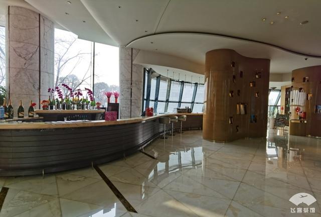 #旅行柚子君#入住外号“马桶圈”的五星酒店，因造型奇特成为地标，内部挺豪奢