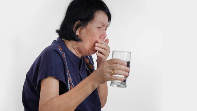 喝水竟成致命危机？调整饮食质地改善吞食问题