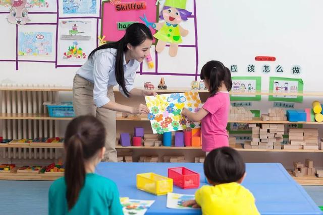 「超级宝妈」幼儿园老师怀孕，家长提议送车遭怒怼：你咋不送别墅呢，马屁精