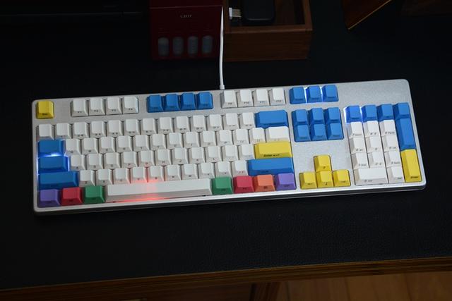 这把键盘让人想起曾经的校园时光，以及老师那精准的“小李飞刀”