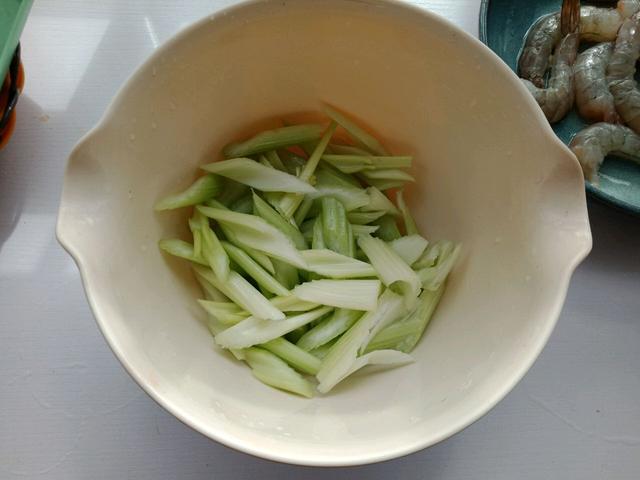 虾仁西芹，炒这种清淡菜的时候，牢记3点，做出来颜色鲜艳还鲜美
