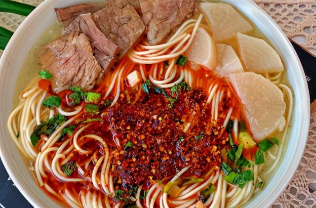天冷了，来一碗热腾腾的家庭版牛肉面，暖心又暖胃，肉多汤鲜！爽
