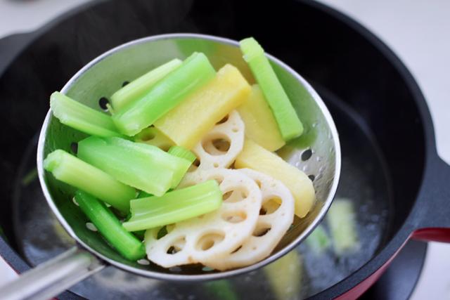 在家自制麻辣香锅，20元有虾有肉随便吃，味道不比外面差，真香