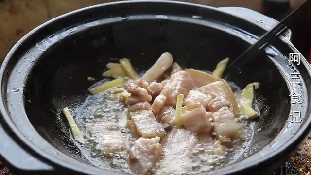 年夜饭芹菜这样做，入味下饭又解馋，比肉还香，做一锅上桌就扫光