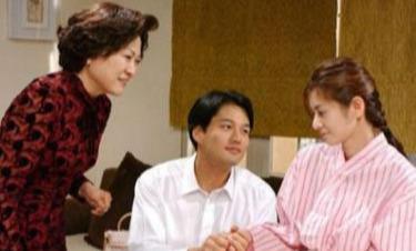 【超级宝妈】产后让谁伺候坐月子也有鄙视链！婆婆亲妈月嫂……你选谁？别垫底