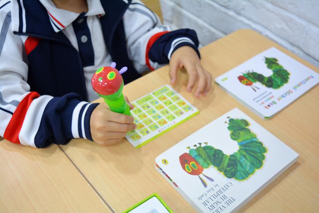 上手体验小彼恩好饿的毛毛虫点读笔WIFI版，资源丰富点读简单