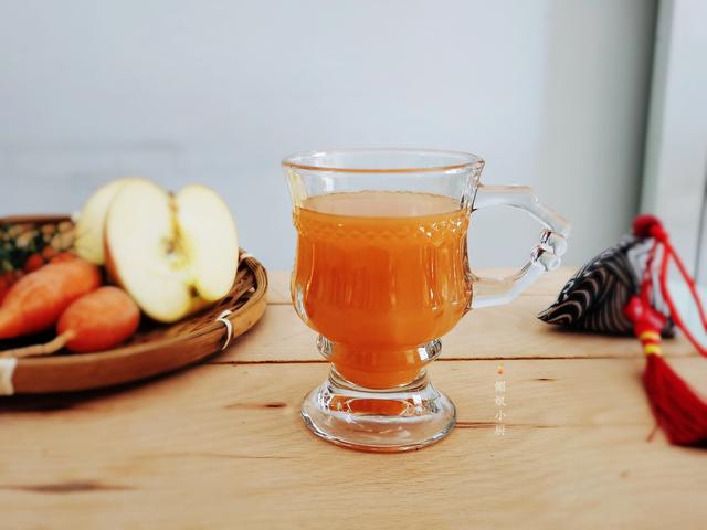 1个苹果和1根胡萝卜放一起，风味真独特，冬天喝上一杯太暖和了