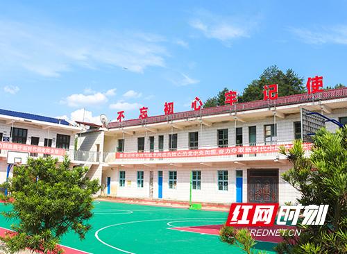红网张家界:梅尼&红土地在枞茂村设立果园基地 解决贫困户“李子”滞销问题