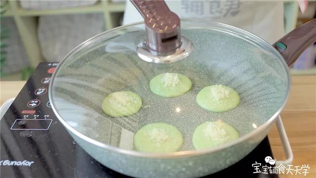 你的育儿经：比牛奶还补钙，比番茄、辣椒的维C还高！不到5分钟一拌一煎就做好