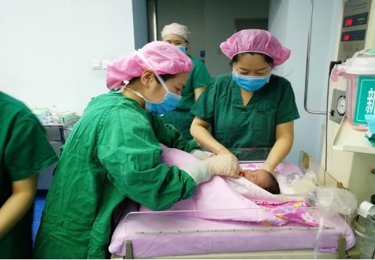 你的育儿经：孕晚期见红破水，二胎孕妈以为要生了超淡定，医生：这是胎盘早剥