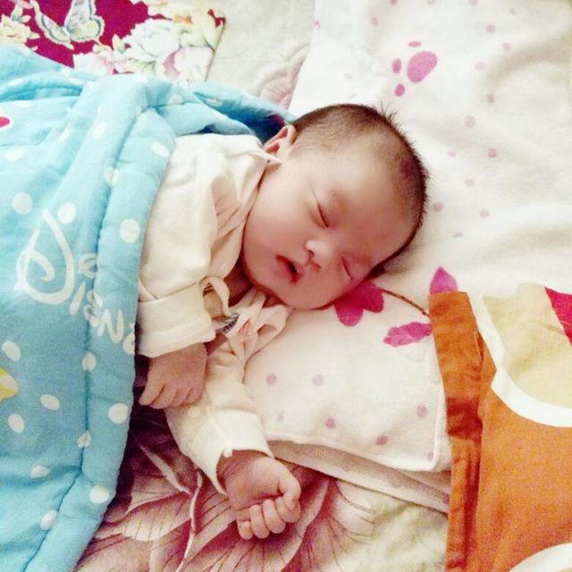 天使宝贝@如果你家的宝宝这样睡，今后成长会比同龄人落后一大截，及时改正