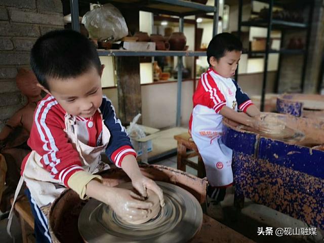 月儿弯|“陶”冶情操 让传统匠心工艺从小扎根到孩子心里
