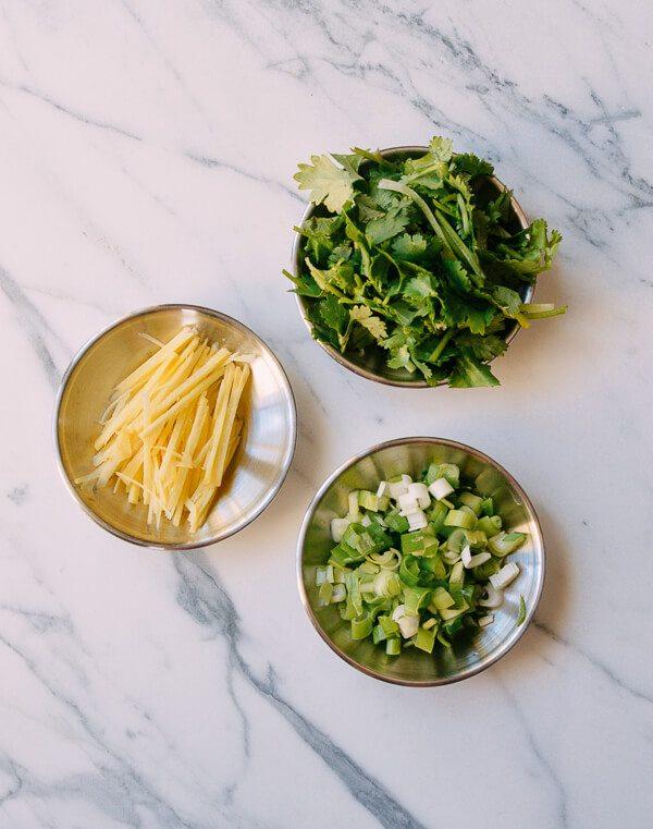 熬粥时，大米不要直接下锅，放进冰箱冻一冻，熬出的粥口感超惊艳