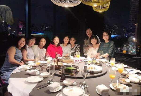 #超级宝妈#早生孩子和晚生孩子的区别，同学会上就能看出，差距不止一点