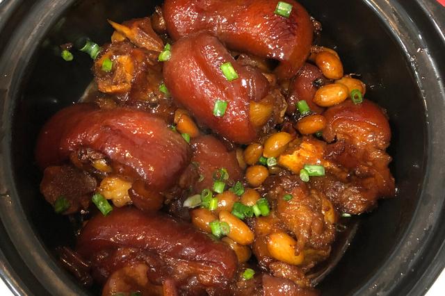 炖猪蹄时，不能直接下锅焯水，多做一步，猪蹄软烂入味，还没臭味