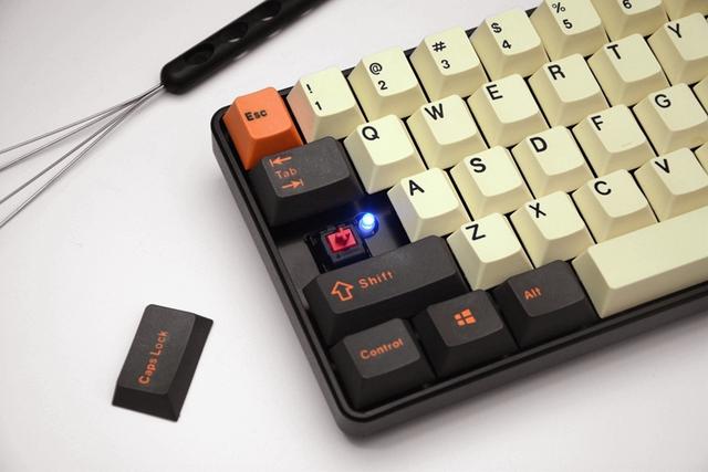 樱桃轴、加厚PBT键帽，雷柏的第一款60%机械键盘没让我失望