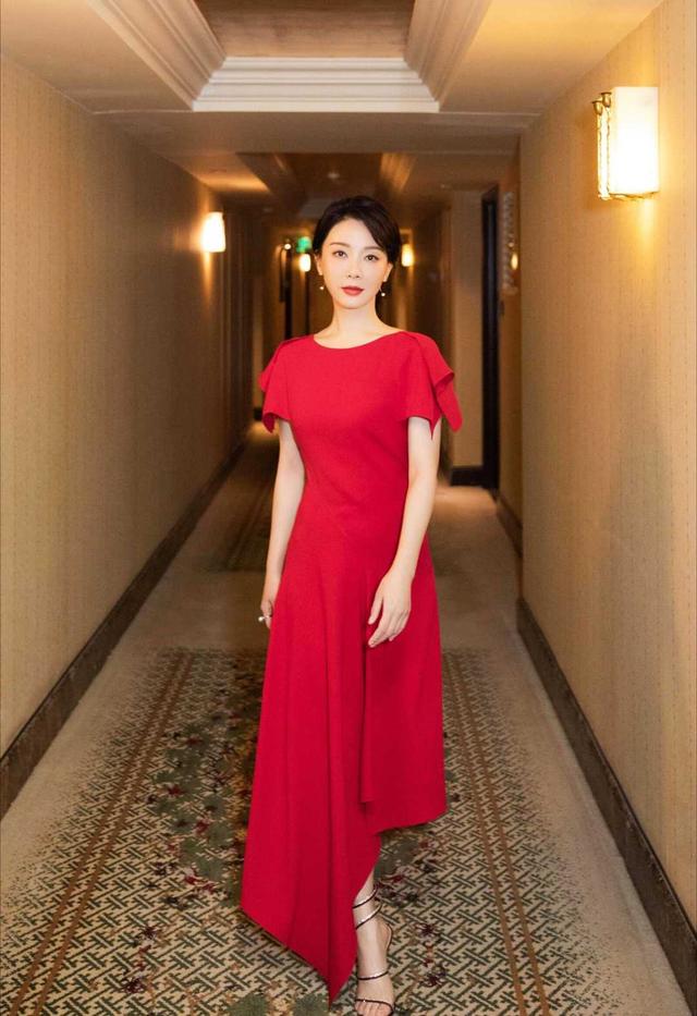 时尚探究社陈数是“知性女人代言”西服夹克搭配牛仔裤干练潇洒，高级精致