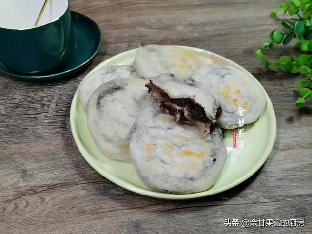 豆沙糯米饼，馅料甜而不腻，外层软糯又香脆，做法也简单