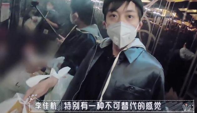 李佳航靠拿快递凸显出重要性,他的自卑和丈母娘一块住的人才能懂|电影工厂