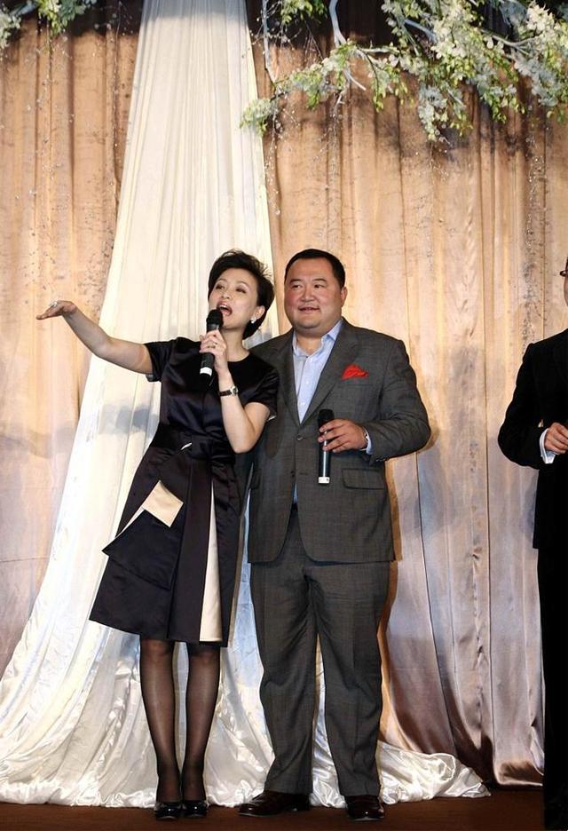 带货女王主持人杨澜难得高调一回,携总裁丈夫恩爱亮相,黑裙短发气质十足