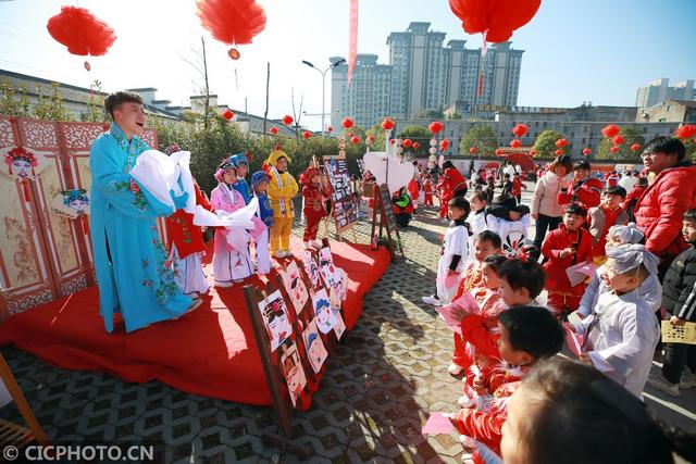 娃娃办庙会 浓浓中国味