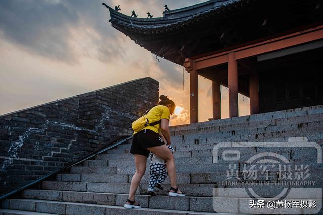 玩乐足迹■江西赣州古浮桥,宋代墙下横卧贡江800多年的桥,人来人往很热闹