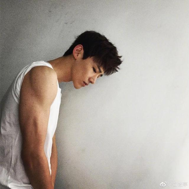 fun娱乐|腰围59cm，比沈腾头围还要小！白敬亭和王嘉尔互量腰围火了