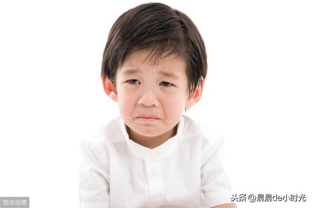 「你的育儿经」小男孩拿着没付钱的棒棒糖走出购物区，妈妈知道后其做法让人称赞