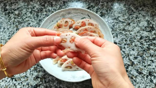 莲藕皮饺子，制作简单，焦香鲜美，好吃还有营养，家人都很喜欢吃