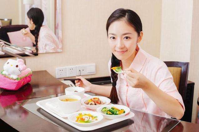 超级宝妈|产妇实力演绎何为“吃货”，临产都不忘吃小龙虾，网友直呼狠人