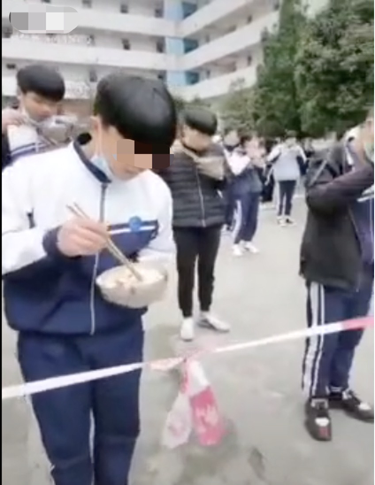 暖先生格调@教育局通报:开学防疫,瞎搞形式主义。看看这个学校的错峰就餐,你就不急着开学了!