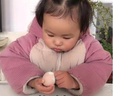 你的育儿经▲有种“独立”叫张杰女儿，仅19个月就自己剥鸡蛋，网友：真乖巧