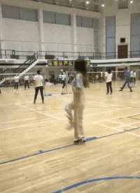 踢个毽子,还学会了劈叉,你说神不神奇