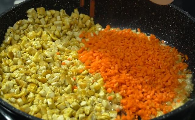 冬天就爱做这锅烙饼，不用发面也软和，薄皮大馅，一次至少吃5张