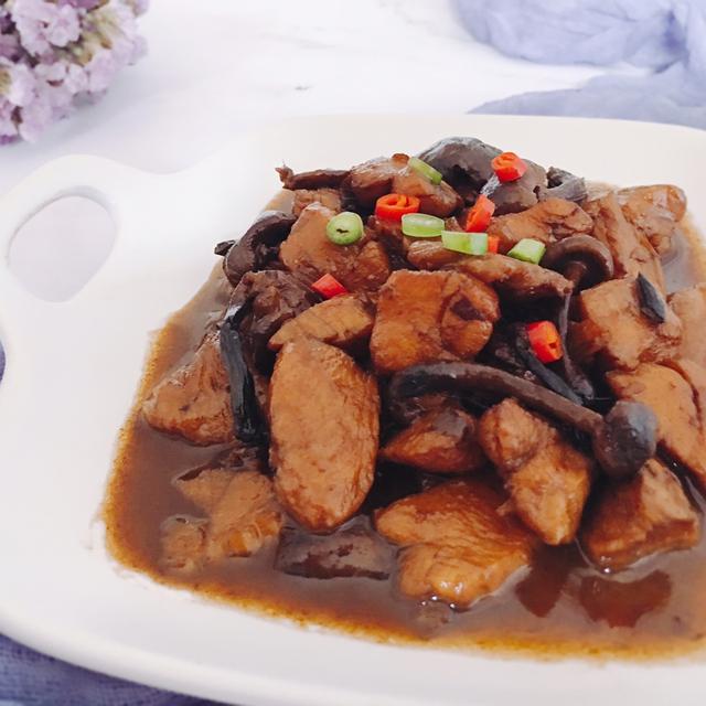 自制红烧鸡块，堪称简易版的小鸡炖蘑菇，味道很好，全家都爱吃