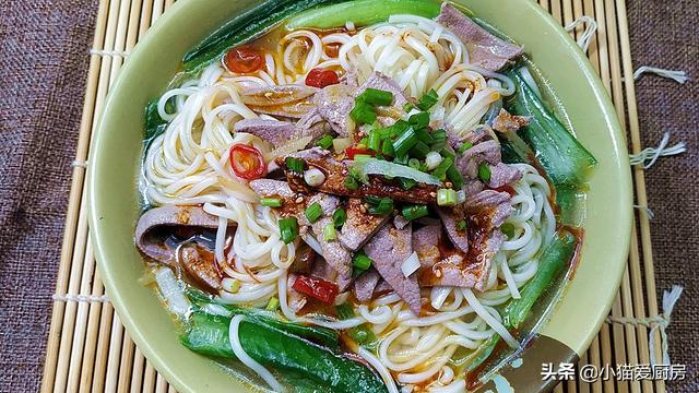 天冷了，早餐来一碗热气腾腾的“姜丝猪肝面”，鲜香好吃浑身暖和