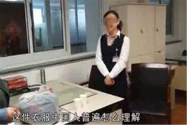 家长会上，宝妈穿新衣遭旁人议论，班主任无语：下次别穿这件来了