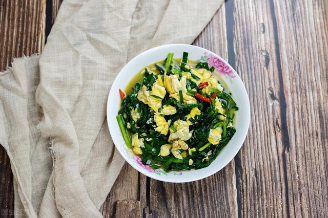 韭菜炒鸡蛋，分开炒还是合一起炒，3个步骤，教你韭菜翠绿炒不老