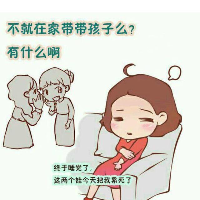 宝爸抱“小情人”睡觉，妈妈偷偷起床做早餐，回头一看眼眶通红