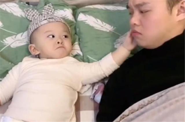 「你的育儿经」宝爸睡觉“呼噜震天”，宝宝给爸爸“上了一课”，网友：是亲生的