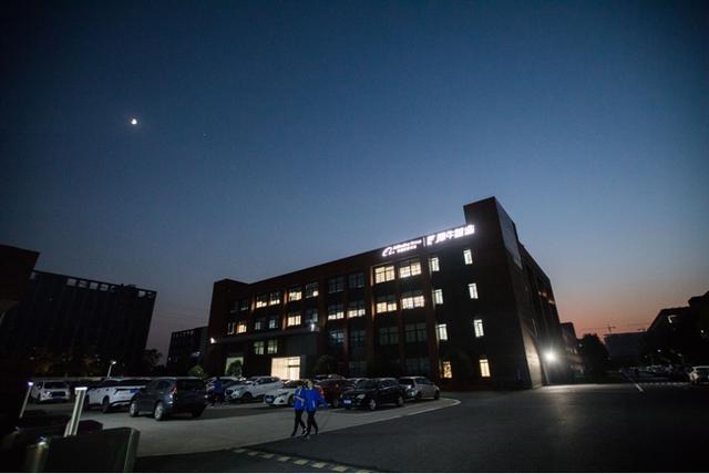 探秘阿里犀牛工厂的双11备战 需求猛增 工人赶工 快递发不完