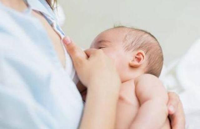 「超级宝妈」母乳喂养操作方法之两侧如何换着吃,这四种痛点,换法各不相同
