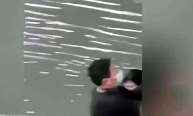 超级宝妈：母子游玩千灯古镇，男童不慎落水！父母带孩子旅游不可忽略这3点